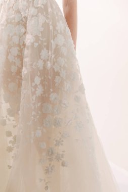 Zarif nakış ve çiçek desenleri güzel bir gelinliği süslüyor, zarafet ve işçiliği ön plana çıkarıyor..