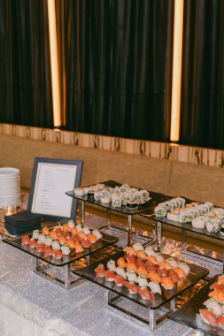 Şatafatlı bir toplantıda misafirler için çok güzel hazırlanmış suşi ruloları ve sashimi çeşitleri..