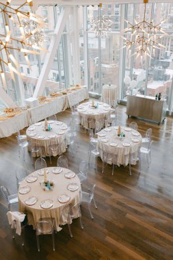 Modern bir mekanda şık bir şekilde düzenlenmiş masalar çarpıcı şehir manzaraları sunuyor, her özel toplantı için mükemmel..