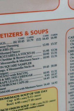 Lokanta menüsünde çeşitli aperatifler ve çorbalar, sergilenen fiyatlar ve konuklar için kullanılabilir seçenekler yer almaktadır..