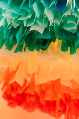 Canlı yeşil, turuncu ve sarı kağıt tabaka canlı bir atmosferi süslüyor. Kutlama için mükemmel..