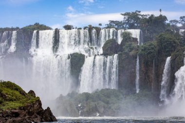 Iguazu güzel bir yaz gününde düşer.