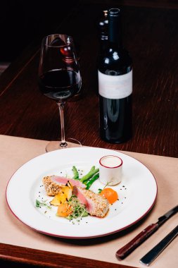 masada akşam yemeği, salata, pembe şarap kadehi, şişe