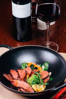 masada akşam yemeği, salata, pembe şarap kadehi, şişe