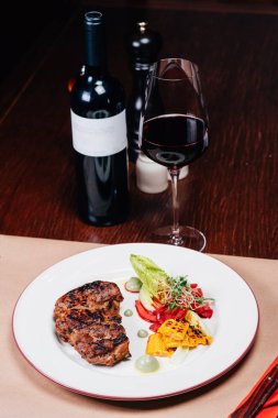 masada akşam yemeği, salata, pembe şarap kadehi, şişe