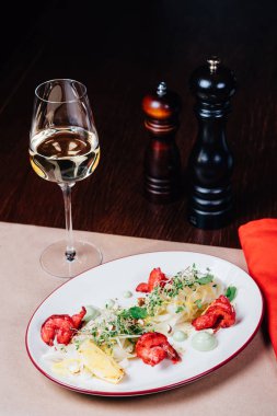 masada akşam yemeği, salata, pembe şarap kadehi, şişe