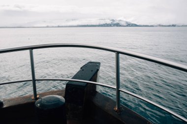 Bulutlu bir günde gemi yayı