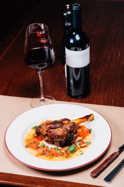 masada akşam yemeği, salata, pembe şarap kadehi, şişe