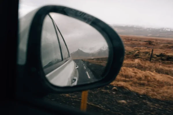 在移动的汽车的镜子中的山脉的反射 — 图库照片