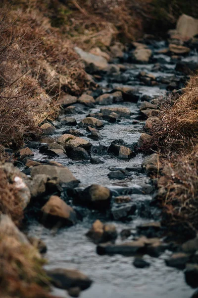 Bjarnafoss, Buir'in küçük tarım mezrasının hemen arkasında yuvarlanan yüksek bir şelaledir.