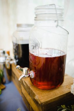 Ahşap bloklar üzerinde duran bir vinç ile cam şişe içinde Morse