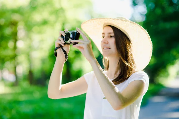 Dívka Kamerou Dlaních Kloboukem Hlavě — Stock fotografie