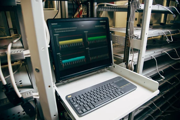 kablolu bir çiftlikte bitcoin verilerini gösteren monitör