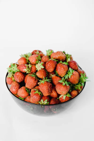 Beyaz arka planda bir tabakta taze çilekler