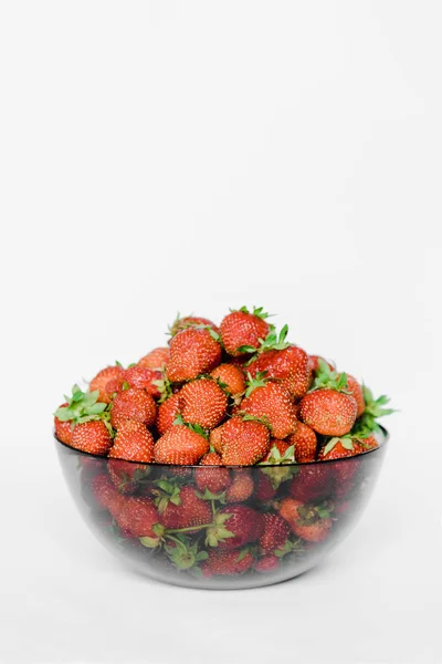 Frische Erdbeeren Auf Einem Teller Auf Weißem Hintergrund — Stockfoto