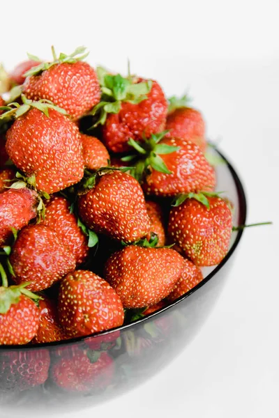 Frische Erdbeeren Auf Einem Teller Auf Weißem Hintergrund — Stockfoto
