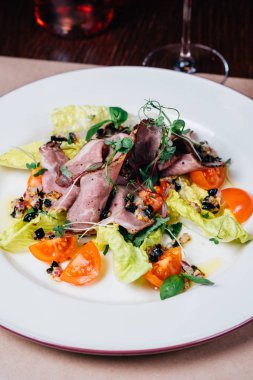 masada akşam yemeği, salata, pembe şarap kadehi, şişe