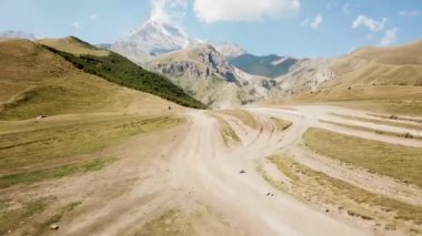 Gergeti Trinity Kilisesi havadan görünümü, Tsminda Sameba. Kazbegi, ne? Gürcistan 2017
