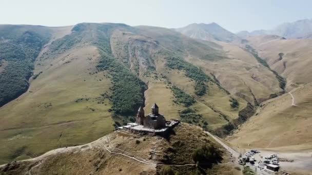 Letecký Pohled Kostel Svaté Trojice Gergeti Tsminda Sameba Kazbegi Gruzie — Stock video