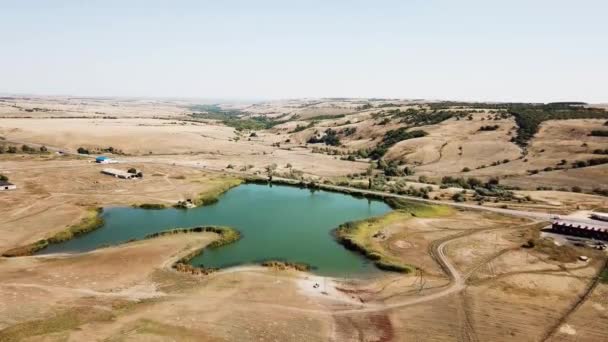 Voando Sobre Superfície Grande Lago Água Doce Meio Planície Estepe — Vídeo de Stock