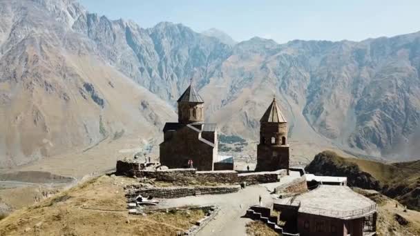 Gergeti Trinity Kilisesi Havadan Görünümü Tsminda Sameba Kazbegi Gürcistan 2017 — Stok video