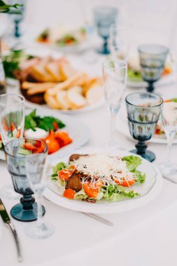 Parti ya da düğün için servis masası hazırlandı