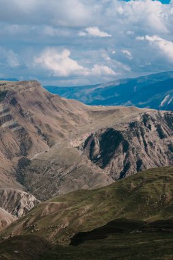 Uzakta dağ zirveleri ile uzak dağlık manzara