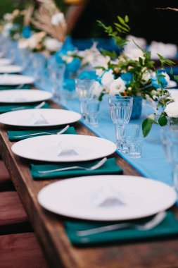 Parti ya da düğün için servis masası hazırlandı