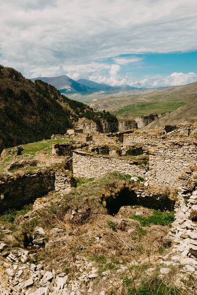 Çeçenistan'daki taş şehir, binaların terk edilmiş kalıntıları, duvarlar, meydanlar, teraslar ve rampalar dik dağlık araziyi restore ediyor. 
