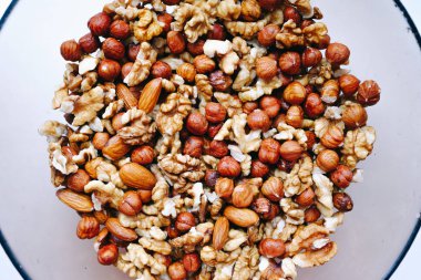 Beyaz arka planda fındık ile Cam plaka, üst görünüm.