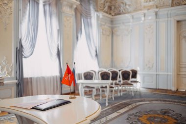 Sandalye ile sarayda düğün kaydı için Salon. 