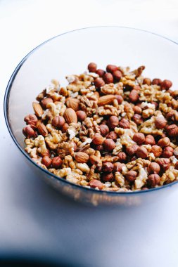 Beyaz arka planda fındık ile Cam plaka, üst görünüm.