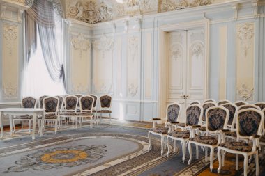 Sandalye ile sarayda düğün kaydı için Salon. 