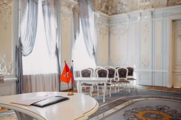 Sandalye ile sarayda düğün kaydı için Salon. 