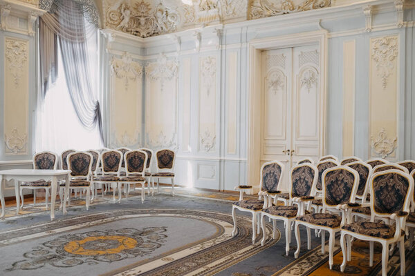 Зал для регистрации свадьбы во дворце со стульями
. 