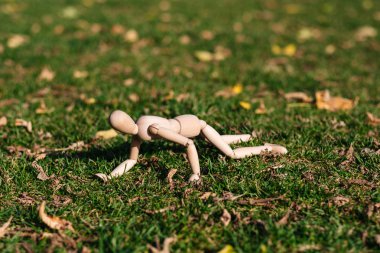 Tahta manken yerde dört ayak üstünde sürünüyor. 