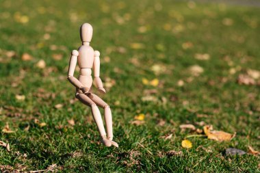 Tahta manken havada oturuyordu. 