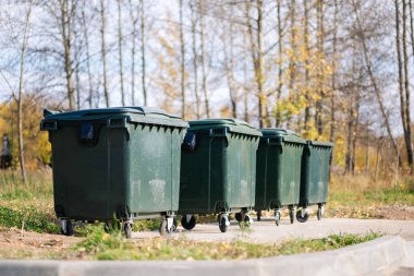 Doğadaki plastik çöp kutusu.