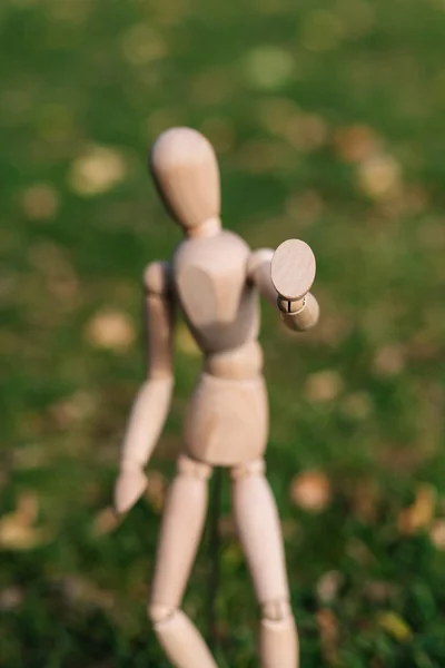 Wooden mannequin saying stop now! — Stock Photo, Image