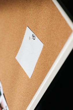 Mantar duyuru panosuna beyaz notlar