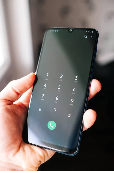 Ekranda çağrı numarası olan Samsung erkek eli