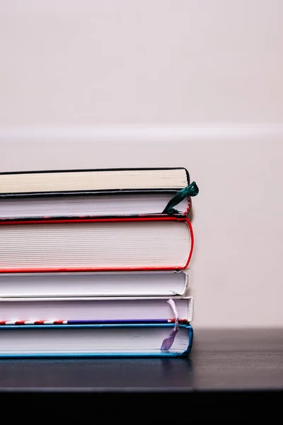 Masada yığınla kitap var.