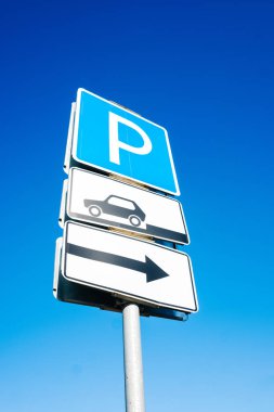 Gökyüzü arkaplanındaki park işareti