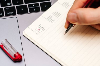 Erkek eli günlük takviminde 15 (15) tarihini çevreler. 