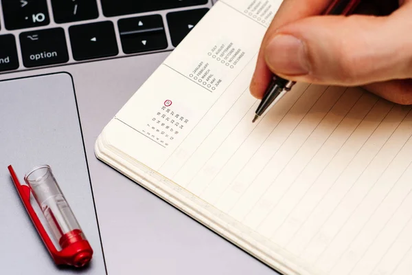Male hand encircles date 31 (thirty-one) in the diary calendar. — Stock Photo, Image