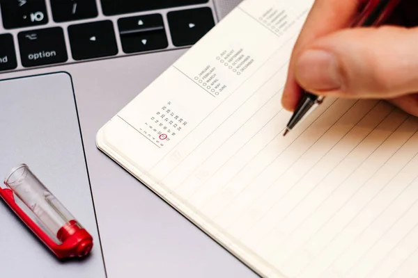 Male hand encircles date 11 (eleven) in the diary calendar. — Stock Photo, Image