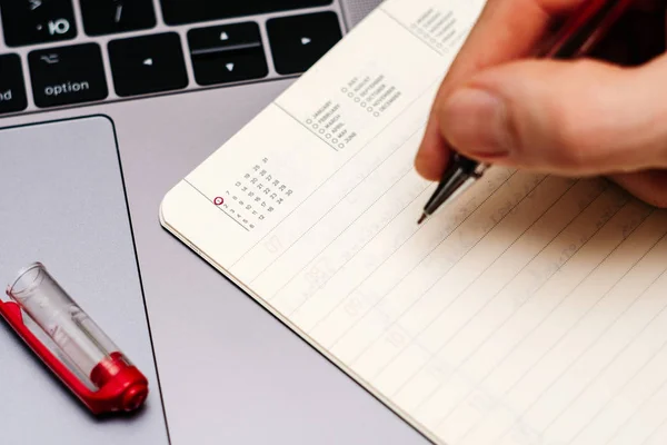 Male hand encircles date 1 (one) in the diary calendar. — Stock Photo, Image