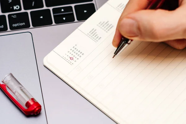 Männerhand umkreist Datum 10 (zehn) im Kalenderkalender. — Stockfoto