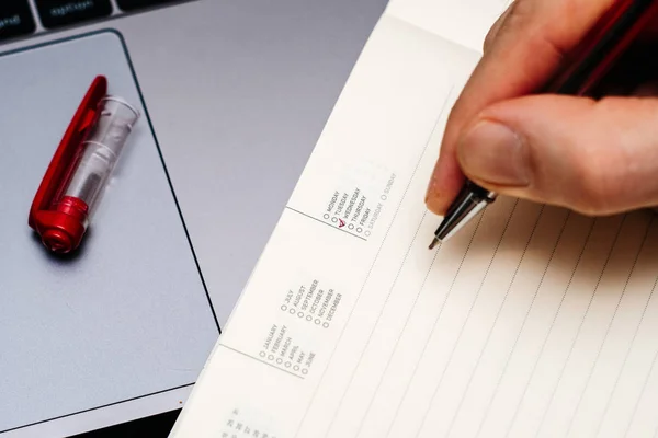 Männerhand umkreist Wochentag Mittwoch im Terminkalender. — Stockfoto