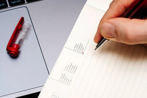 Männerhand umkreist Wochentag Samstag im Terminkalender. — Stockfoto